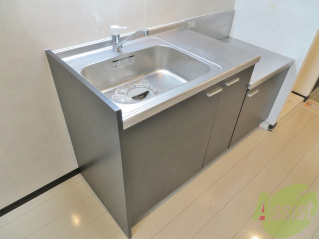 キッチン　嬉しいピカピカのキッチンがついていますよ。