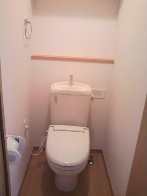 トイレ　落ち着いた色調のトイレです