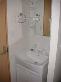 洗面設備　明るい洗面所です