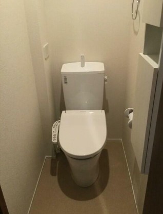 トイレ　温水洗浄便座。