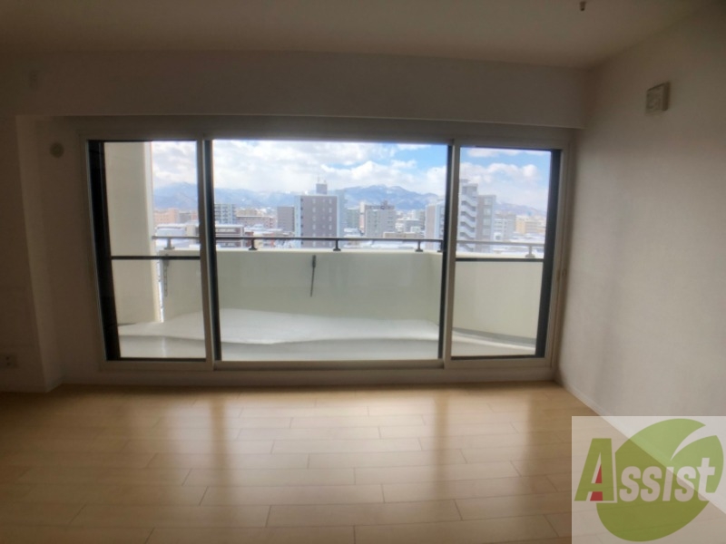 バルコニー　バルコニー。洗濯物がはかどりそうな広さがありますよ。