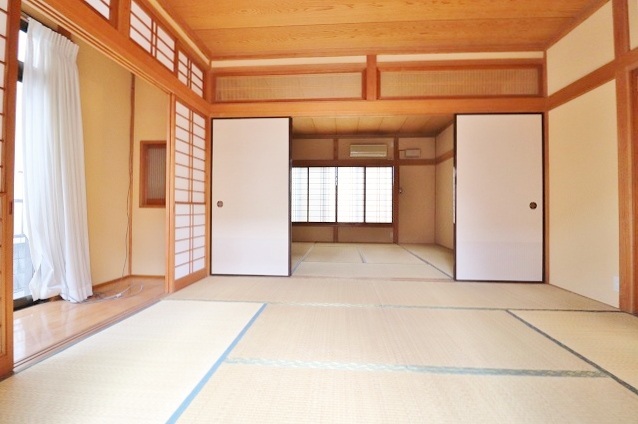 居室・リビング　1階二部屋繋げて広々と使えます