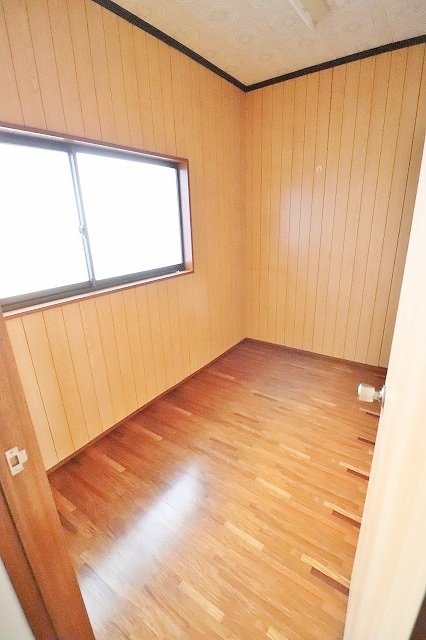 収納　1階3帖の窓付きの納戸です