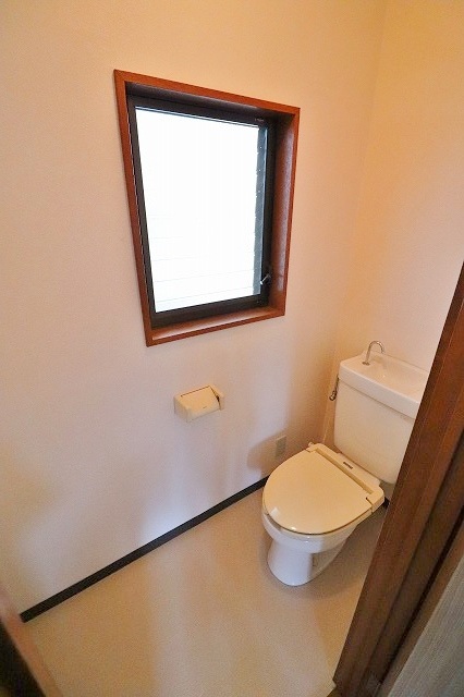 トイレ　2階窓付きの明るいトイレです