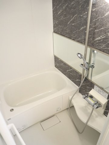 バス・シャワールーム　ゆっくり足をのばして入れます