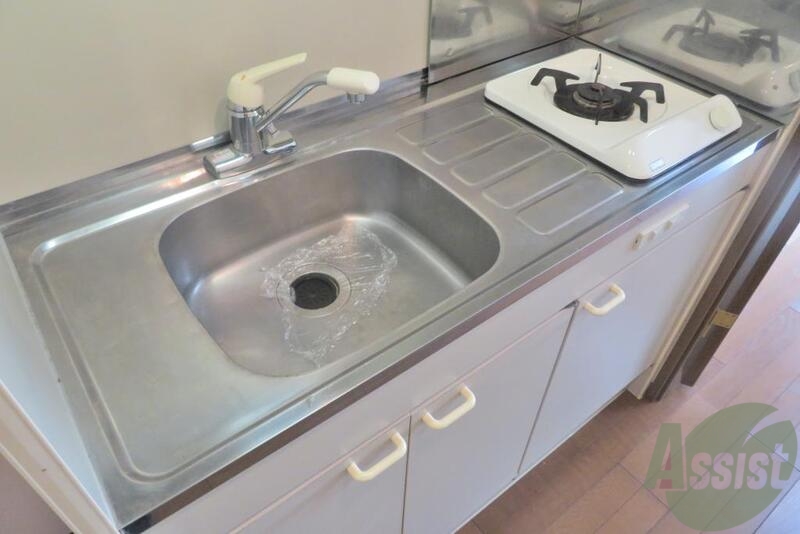 キッチン　キッチンはガスコンロが付いていて引越してすぐ使えそうです。