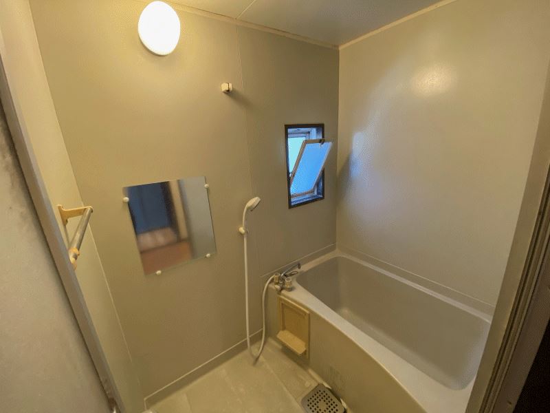 バス・シャワールーム　浴室鏡と窓あります