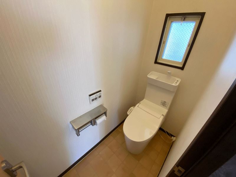 トイレ　温水洗浄便座付き、窓あります
