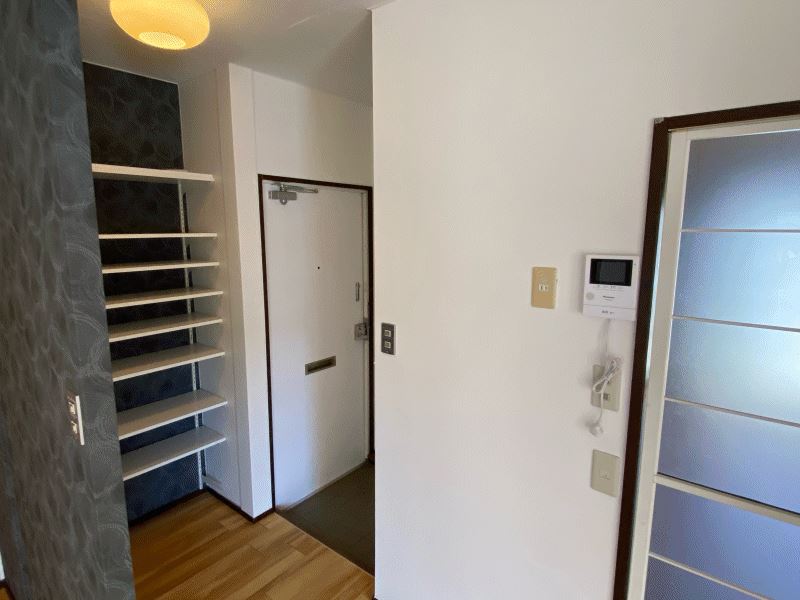 玄関　モニターホン付き