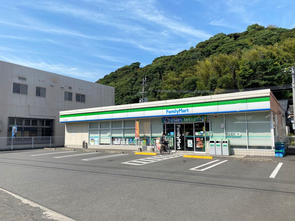 コンビニ　ファミリーマート（コンビニ）まで310m