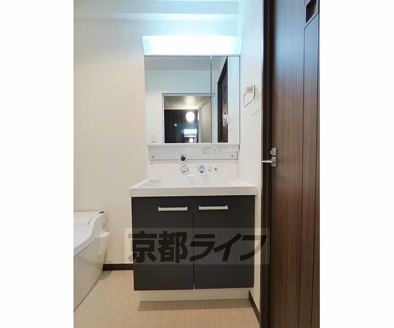 洗面設備　綺麗な洗面台です。