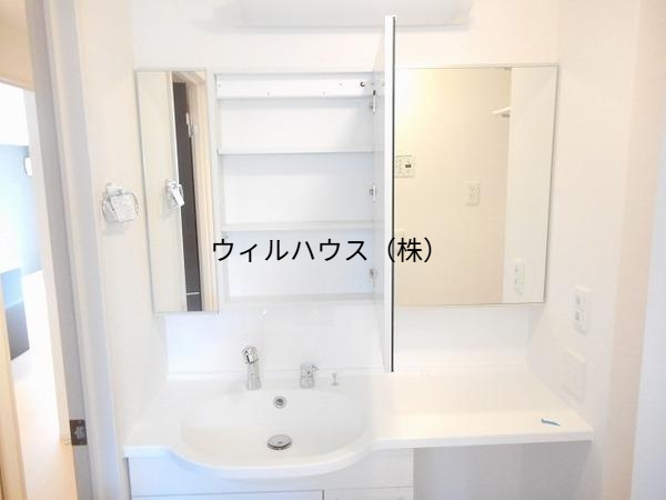 洗面設備　大きな鏡のシャンプードレッサー！