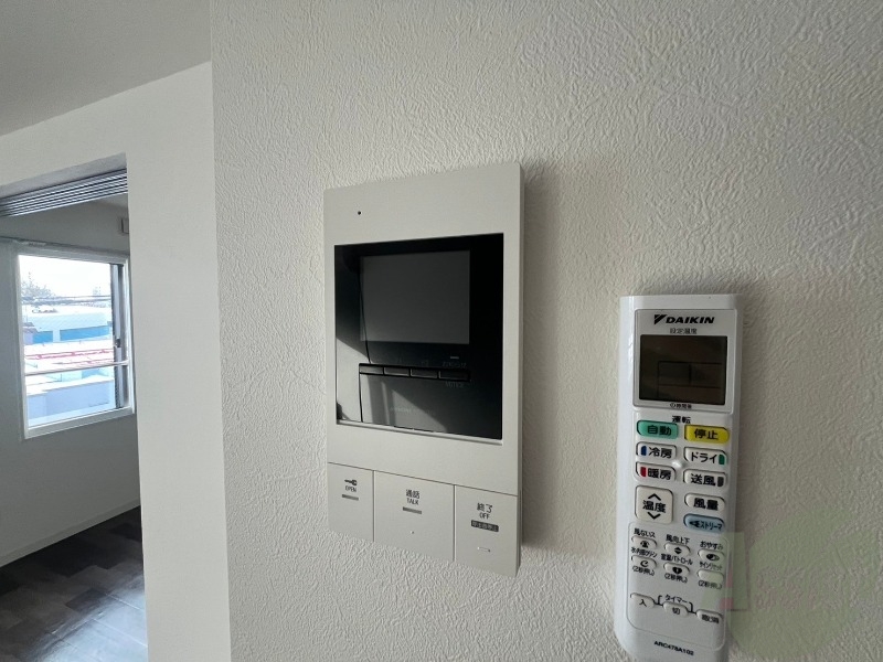 セキュリティ　モニタ付インターホンです。セキュリティ面も安心ですね！