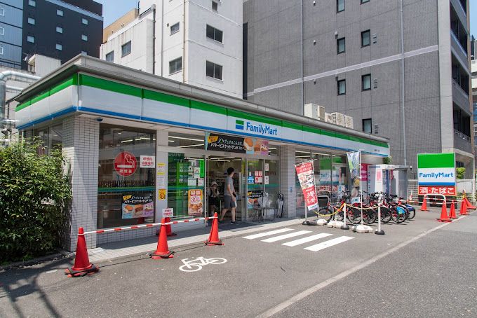 コンビニ　ファミリーマート 堀留町二丁目店（コンビニ）まで126m