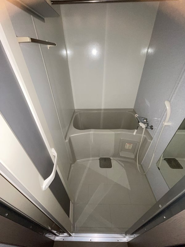 バス・シャワールーム　※同タイプの他のお部屋です