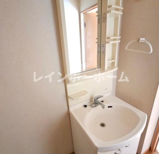 洗面設備　明るい洗面所です