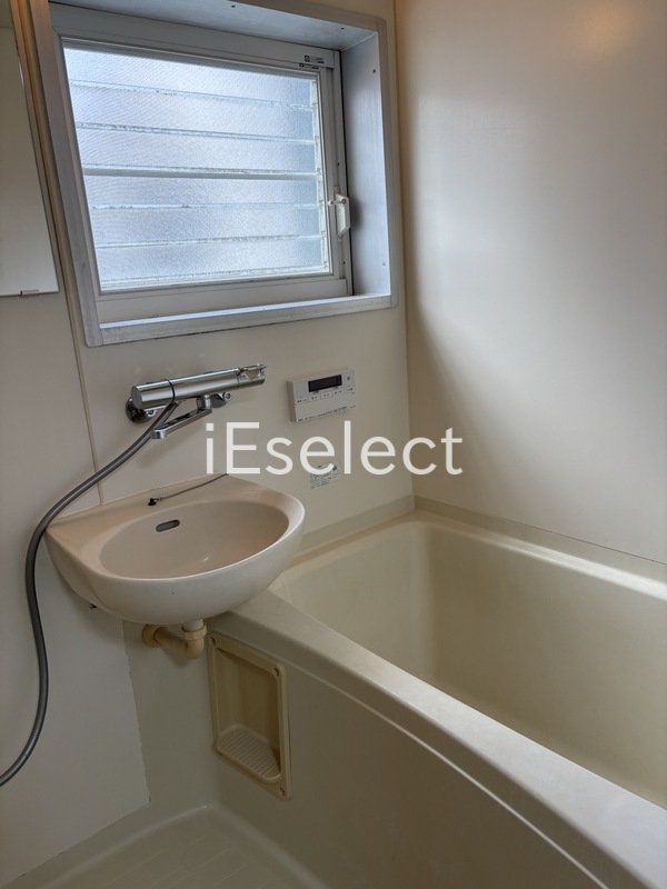 バス・シャワールーム　浴室には窓が付いてます