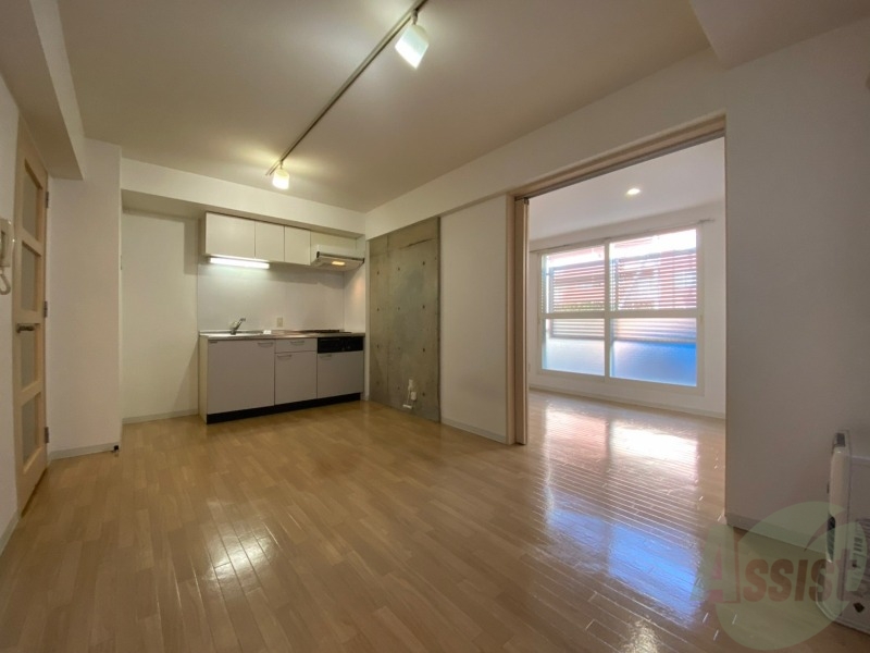 居室・リビング　リビングです。木目のフローリングが落ち着きますね。