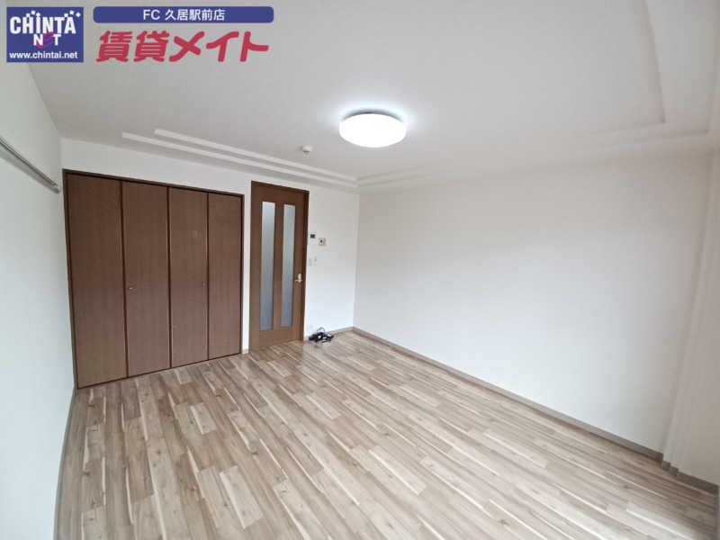 居室・リビング　別部屋反転写真です