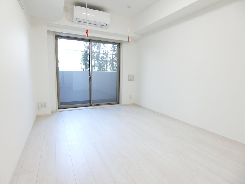 居室・リビング　オフホワイトのフローリングは室内を明るくします