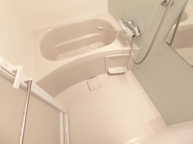 バス・シャワールーム　清潔感あるバスルーム