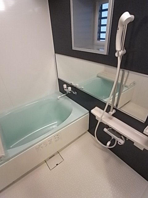 バス・シャワールーム　２人でも十分入浴できる広々なお風呂です