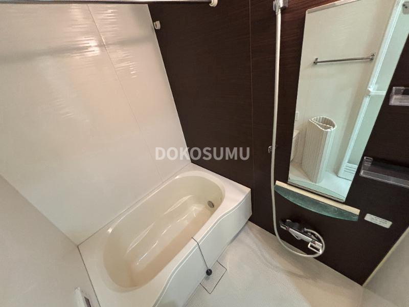 バス・シャワールーム　一日の疲れをやさしく癒やす、清潔感あふれるリラックスバス。