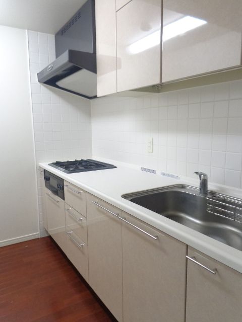 キッチン　3口ガスコンロ・グリル付きシステムキッチン