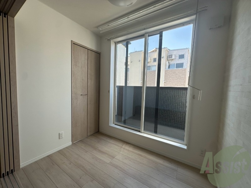 その他部屋・スペース　洋室２．２３帖には室内物干しと収納スペースがあります。