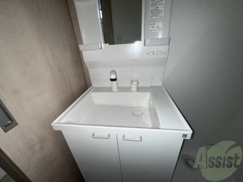 洗面設備　洗面所には小物を置くスペースと鏡が付いています。