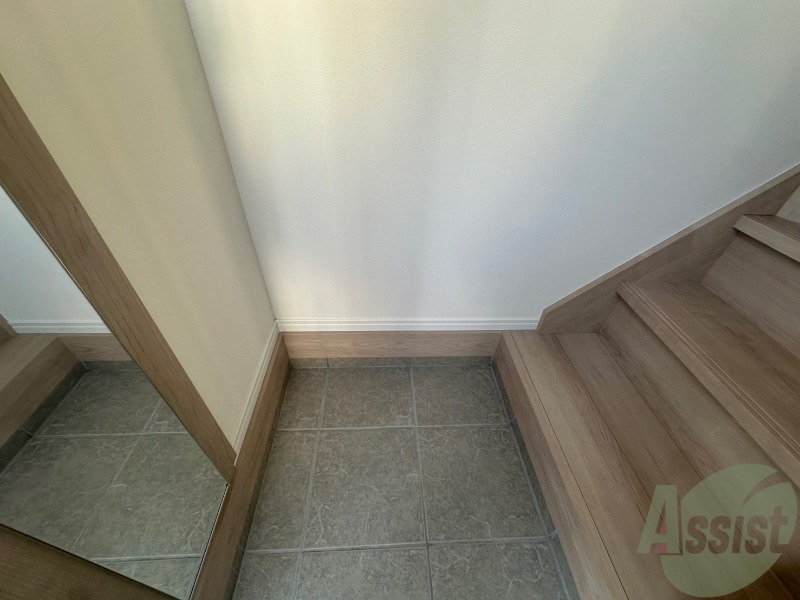 玄関　玄関には姿見があるのでお出かけ前に身だしなみの確認が出来ます