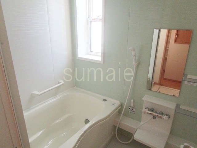 バス・シャワールーム　窓付きのお風呂です！