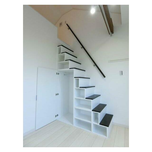 収納　ロフトへは階段で楽々上り下り♪側面はオシャレな収納になってい