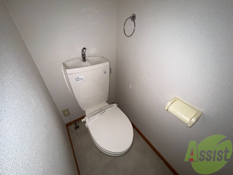 トイレ　トイレは、嬉しい温水洗浄便座で快適ですね。