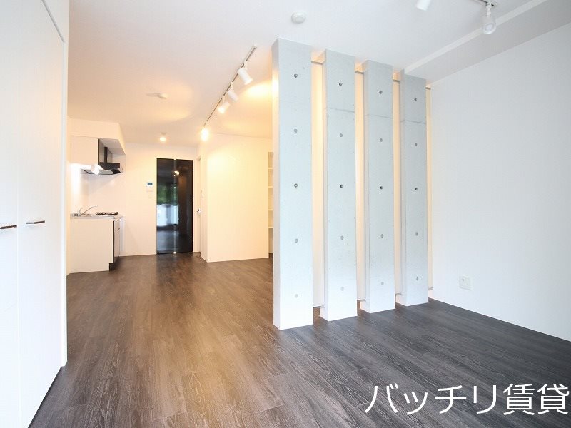 居室・リビング　別号室写真の為、現況を優先致します。