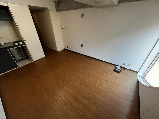 居室・リビング　床色が落ち着いた色合いで綺麗です♪