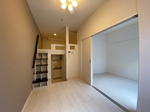 居室・リビング　手すり付きの階段で昇り降りも安心※同シリーズ物件の写真です