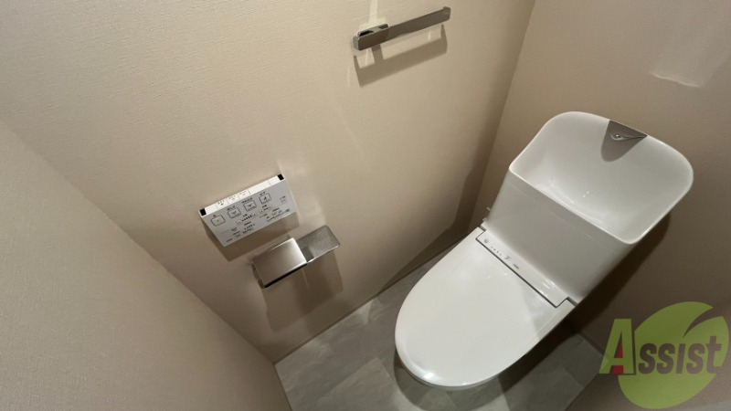 トイレ　トイレです。温水洗浄付きで、上部には棚があります。