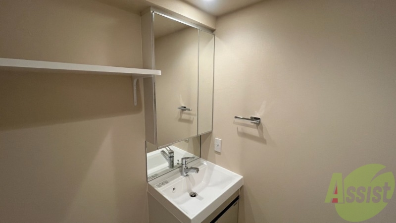 洗面設備　洗面台です。鏡が大きく準備がしやすそうです。