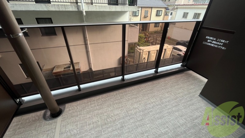 バルコニー　バルコニーです。布団を干すのに十分なスペースがあります。