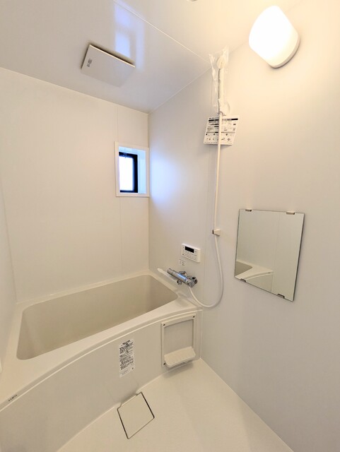 バス・シャワールーム　追焚付き・換気に便利な小窓付きのバスルーム