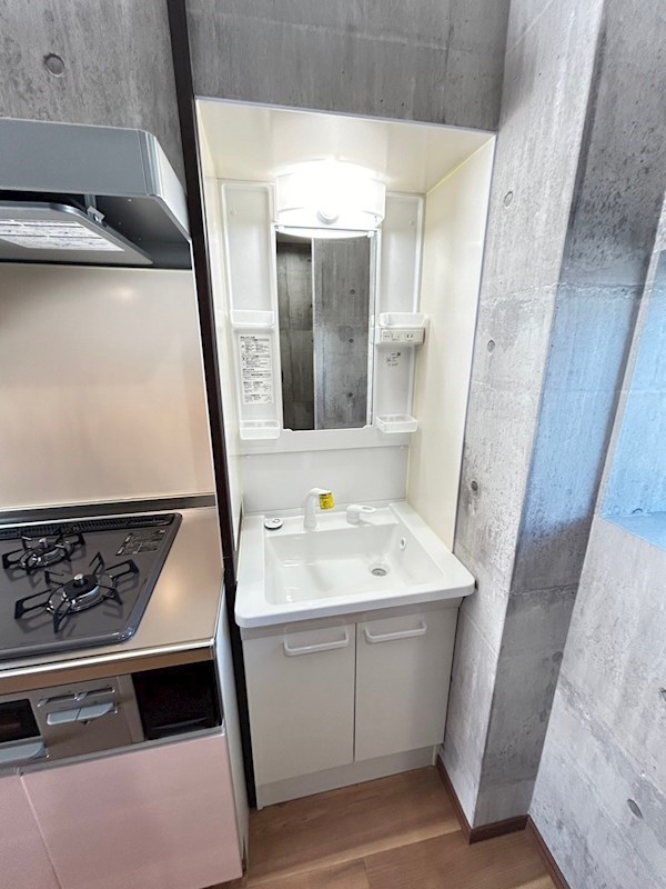 洗面設備　明るい洗面所です