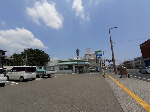 コンビニ　ファミリーマート 高知旭町店（コンビニ）まで550m