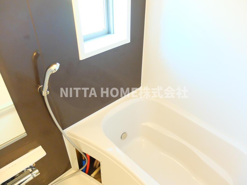 バス・シャワールーム　お風呂には便利な窓が付いています！！