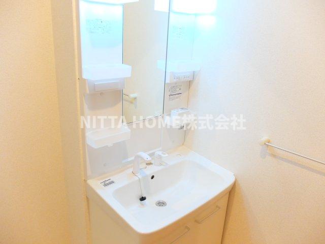 洗面設備　シャワー付き洗面台で朝の身支度も楽々◎