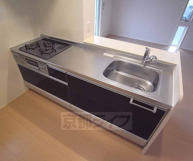 キッチン　三口コンロ付きです。