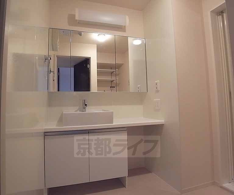 洗面設備　大きな鏡でお化粧もばっちり。