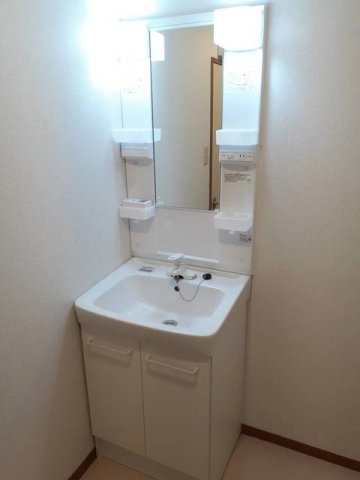 洗面設備　ゆったりとスペースのある洗面所