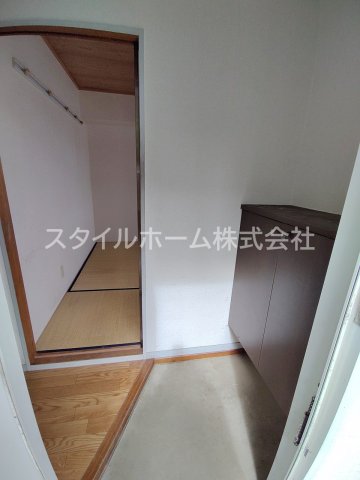 玄関　別部屋写真です。