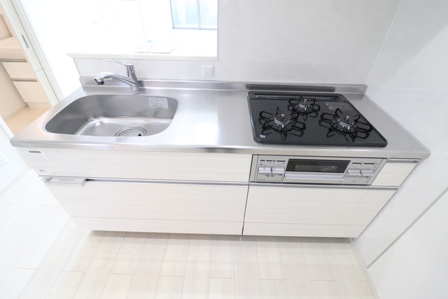 キッチン　ガスコンロ３口＆グリル付き